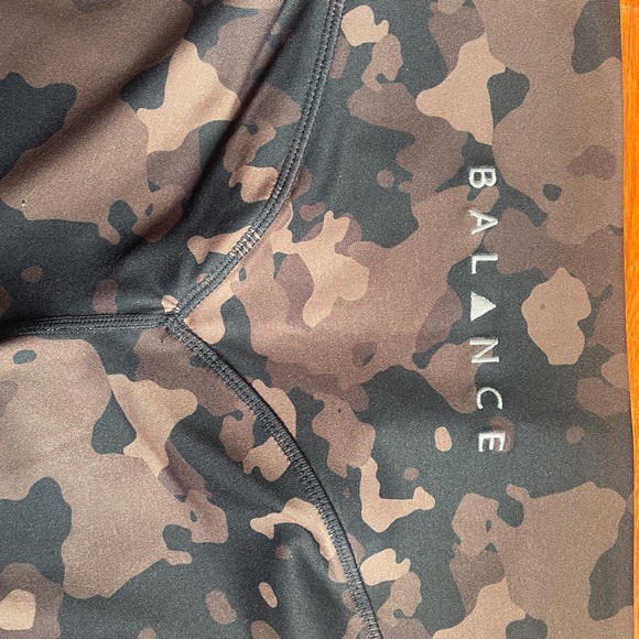 SOLD BALANCE ATHLETICA BASE CAMP LEGGINGS - Picture 3 of 7